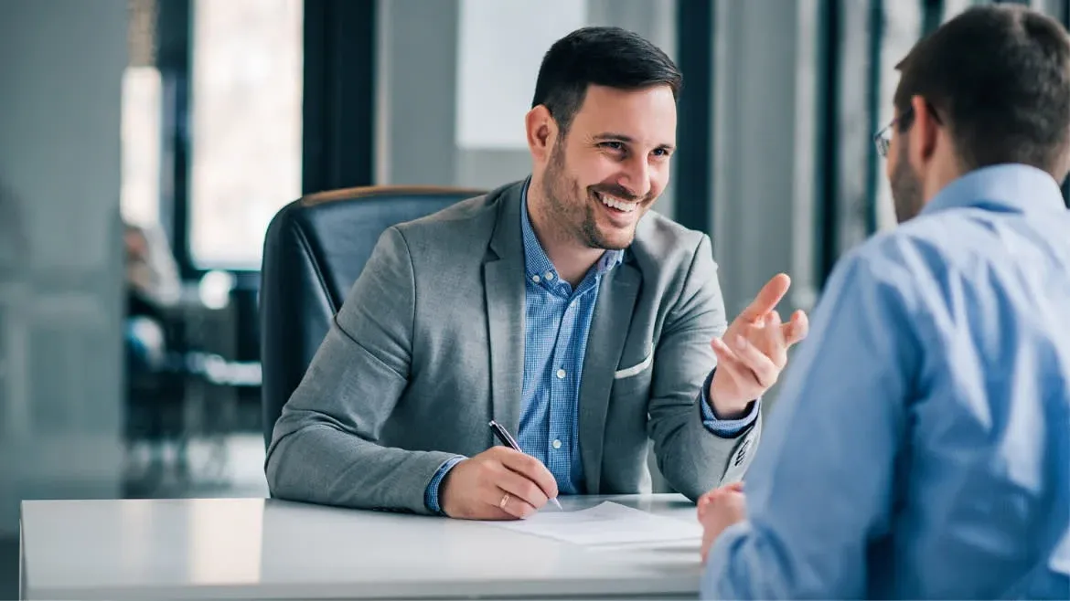 Une équipe en discussion au bureau